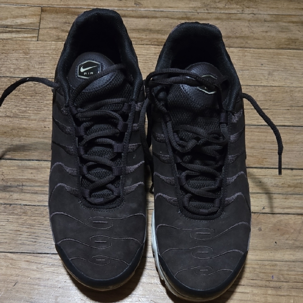 Nike Brown Low-Top Sneakers for Versatile Wear